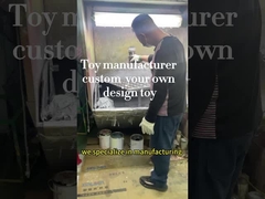 Wynalazujący zabawki winylowe na zamówienie