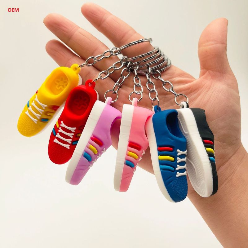 3D mini buty łańcuch kluczowy charakter łańcuch kluczowy z metalowym pierścieniem do kluczy Custom Plasitc Figure Keychain