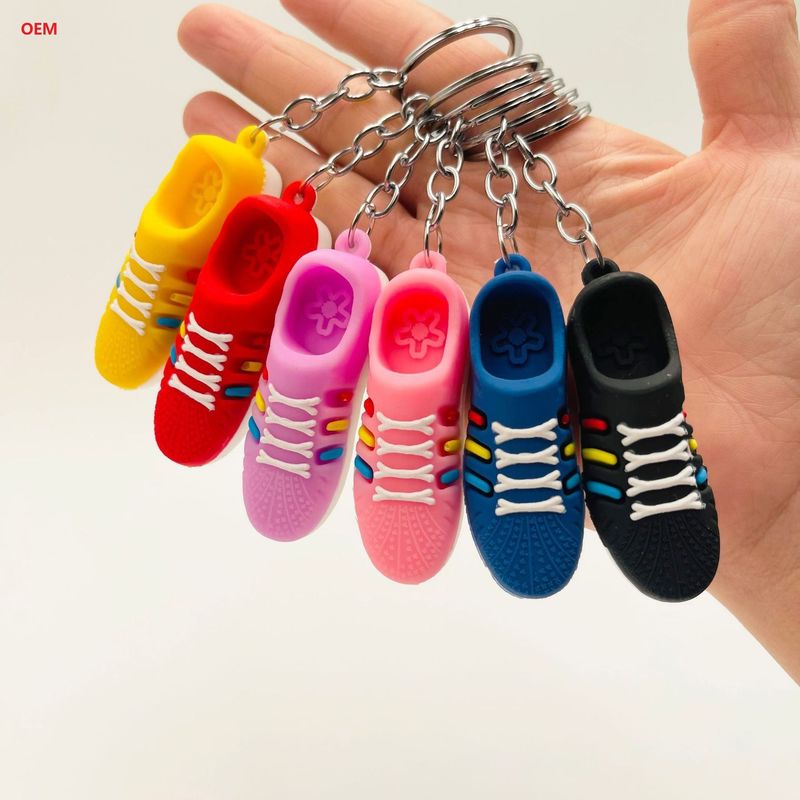3D mini buty łańcuch kluczowy charakter łańcuch kluczowy z metalowym pierścieniem do kluczy Custom Plasitc Figure Keychain