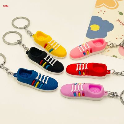 3D mini buty łańcuch kluczowy charakter łańcuch kluczowy z metalowym pierścieniem do kluczy Custom Plasitc Figure Keychain